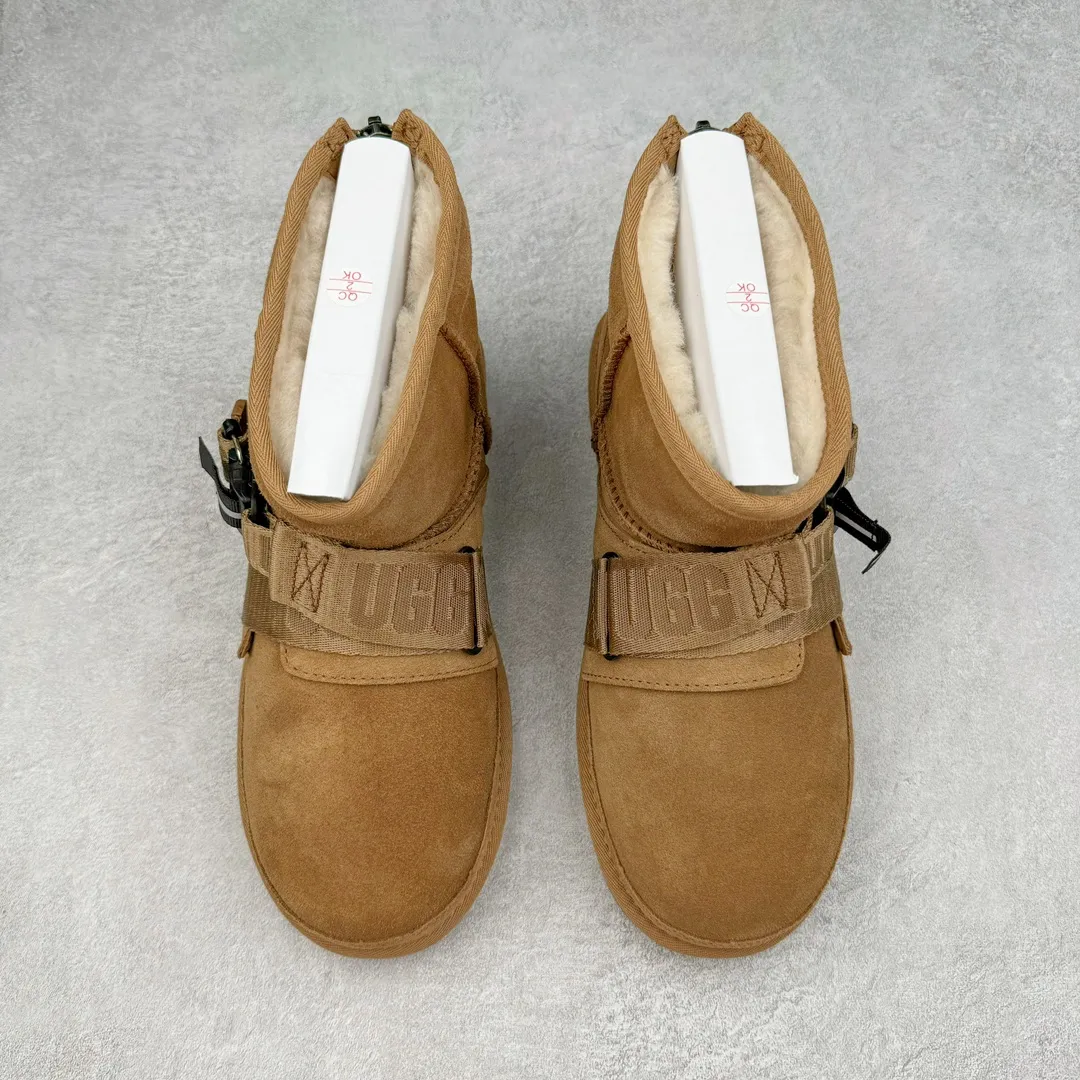Pick up locally 💰640 UGG 5013 snap-on men's autumn and winter sheepskin and fur integrated snow boots. All shoes are made from the same factory as ZP. Longfeng A-grade Australian imported sheepskin and fur integrated men's boots. Brand OEM production line. Fully follow the ZP process. Original pattern maker of the OEM. Adhering to the principle of no original shoes and no development selection. Pay attention to every detail. The most authentic version on the market TREADLITE "Light Wing" technology outsole Lightweight/durable/flexible/pile size: 40 41 42 43 44 Coding: by3936050